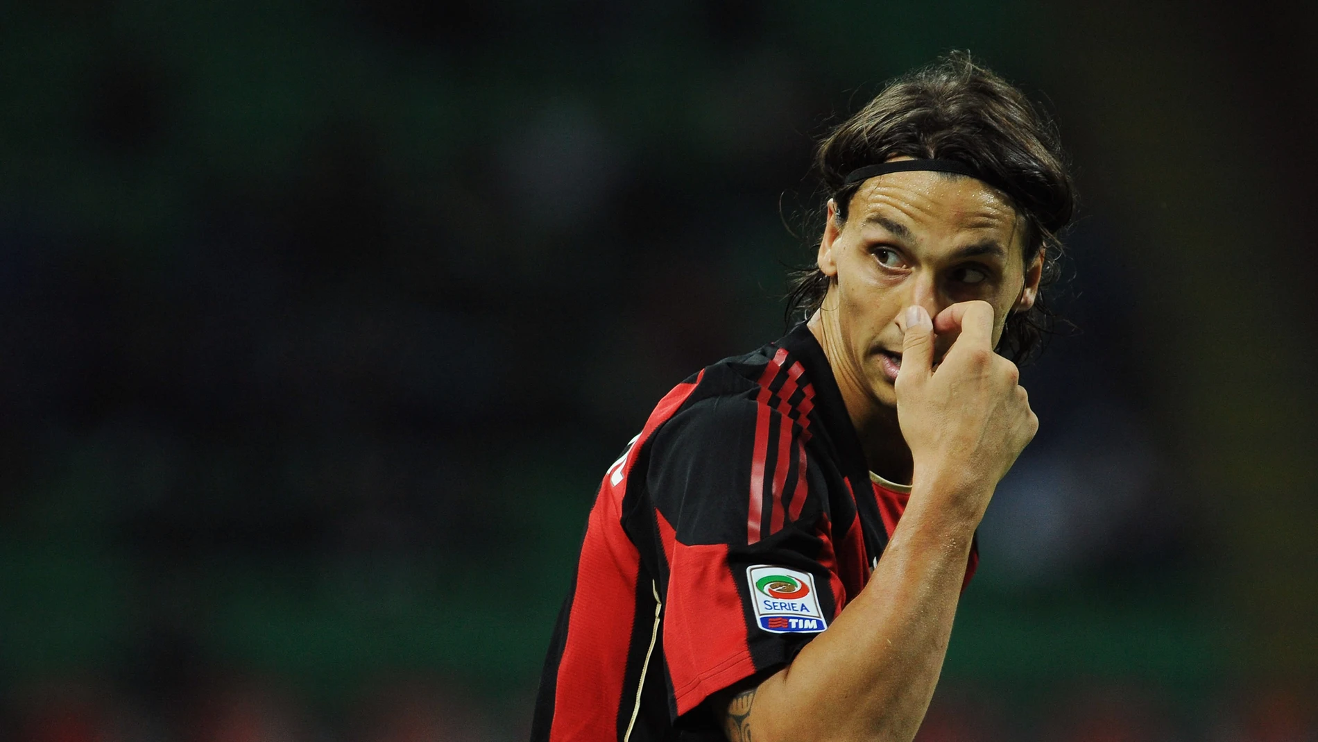 Ibrahimovic se toca la nariz durante un partido con el Milan en 2010 Ibrahimovic se toca la nariz durante un partido con el Milan en 2010