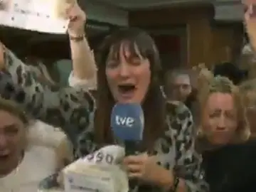 La reportera Natalia Escudero celebrando el premio La reportera Natalia Escudero celebrando el premio