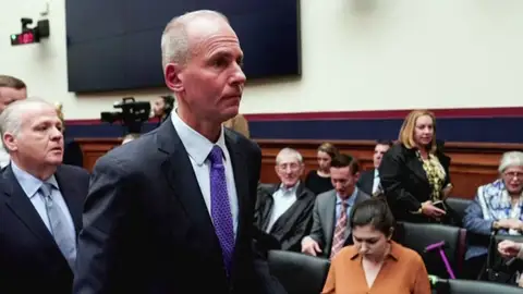 Cesan al CEO de Boeing, Dennis Muilenburg, tras la crisis por el avión 737 Max Cesan al CEO de Boeing, Dennis Muilenburg, tras la crisis por el avión 737 Max