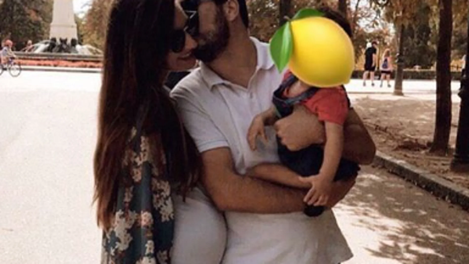 Alberto Garzón, líder de Izquierda Unida, y Anna Ruiz posan junto a su hija Alberto Garzón, líder de Izquierda Unida, y Anna Ruiz posan junto a su hija