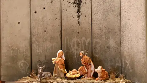 Banksy instala en Belén un provocador pesebre con muro y agujero de proyectil Banksy instala en Belén un provocador pesebre con muro y agujero de proyectil