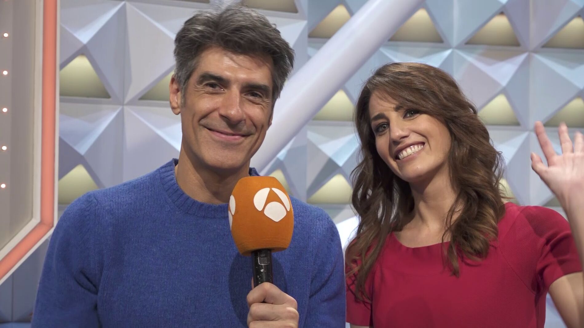 Jorge Fern&aacute;ndez y Laura Moure felicitan la Navidad a los seguidores de 'La ruleta de la suerte'