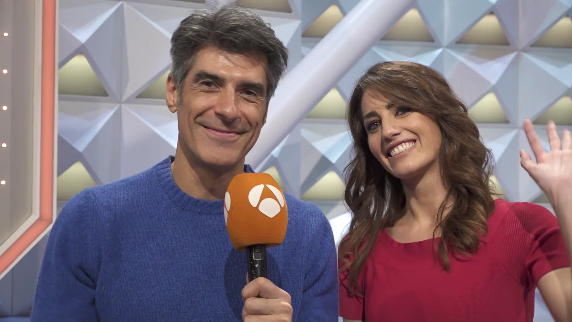 Jorge Fernández y Laura Moure felicitan la Navidad a los seguidores de 'La ruleta de la suerte'