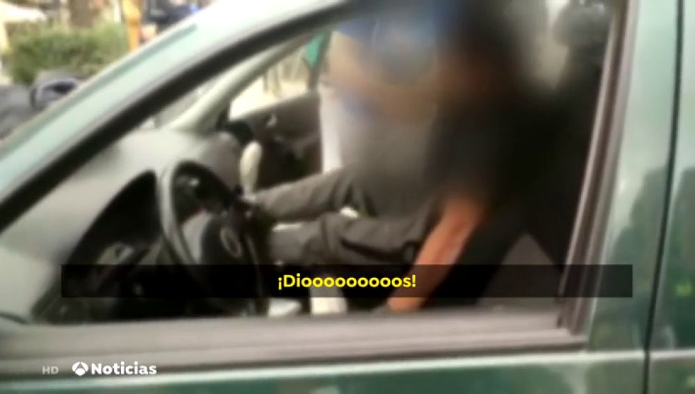 REEMPLAZO La surrealista reacción de unos hombres que destrozaron su coche tras ser multados por la Policía 