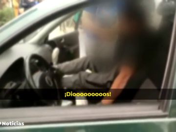 REEMPLAZO La surrealista reacción de unos hombres que destrozaron su coche tras ser multados por la Policía 