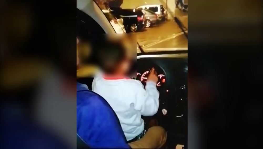 Detenido por conducir con un menor en su regazo tras compartir el vídeo en redes sociales