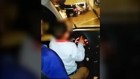 Detenido por conducir con un menor en su regazo tras compartir el vídeo en redes sociales Detenido por conducir con un menor en su regazo tras compartir el vídeo en redes sociales