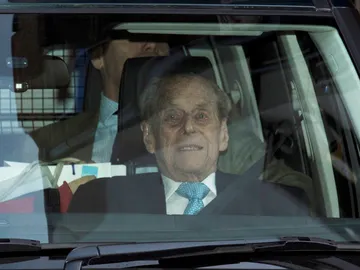 El duque de Edimburgo abandona el hospital tras recibir el alta médica El duque de Edimburgo abandona el hospital tras recibir el alta médica