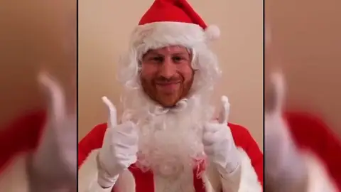 El Príncipe Harry se disfraza de Papá Noel para felicitar la Navidad a niños huérfanos El Príncipe Harry se disfraza de Papá Noel para felicitar la Navidad a niños huérfanos