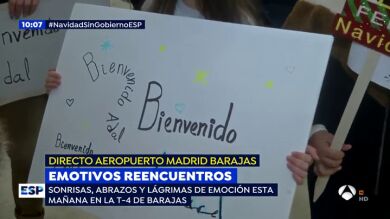 Los reencuentros navideños más emotivos en el aeropuerto de Madrid 