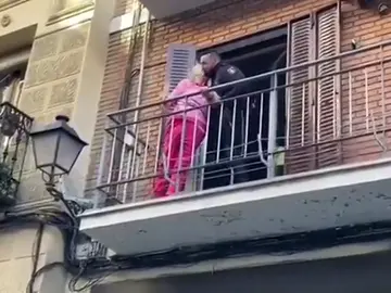 Una anciana da las gracias a un policía que le rescató dándole un beso en la mejilla Una anciana da las gracias a un policía que le rescató dándole un beso en la mejilla