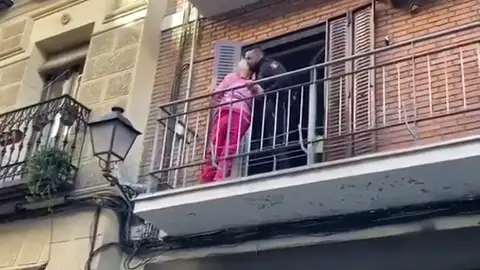 Una anciana da las gracias a un policía que le rescató dándole un beso en la mejilla Una anciana da las gracias a un policía que le rescató dándole un beso en la mejilla
