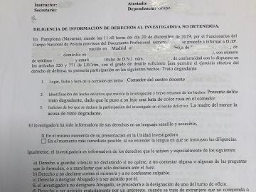 Denuncian a una profesora en Pamplona por ponerle una bata rosa a un niño