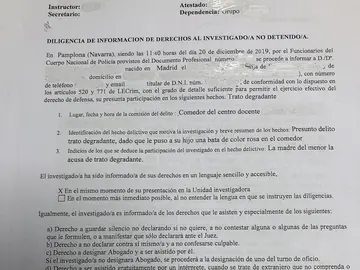 Denuncian a una profesora en Pamplona por ponerle una bata rosa a un niño Denuncian a una profesora en Pamplona por ponerle una bata rosa a un niño