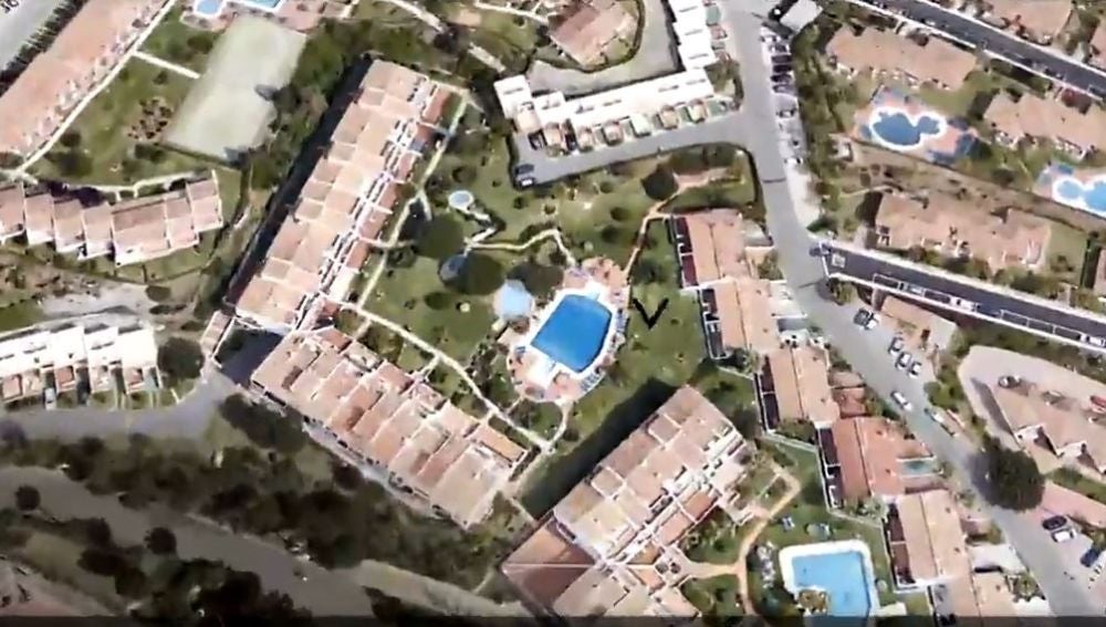 Imagen aérea de la piscina donde fallecieron ahogadas este martes tres personas