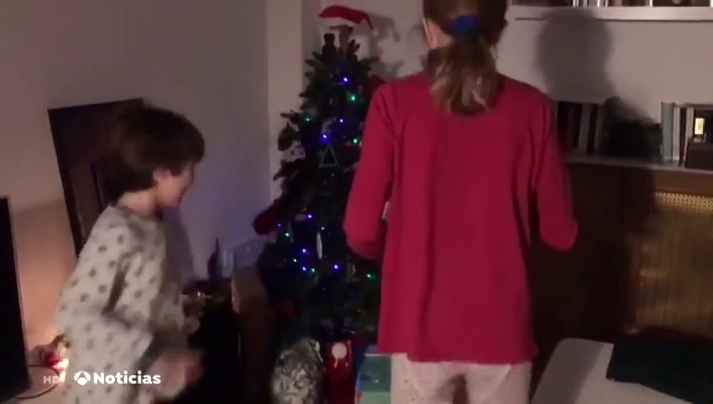 Los pequeños de la casa reciben con mucha emoción los regalos que les ha dejado Papá Noel