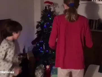 Los pequeños de la casa reciben con mucha emoción los regalos que les ha dejado Papá Noel Los pequeños de la casa reciben con mucha emoción los regalos que les ha dejado Papá Noel