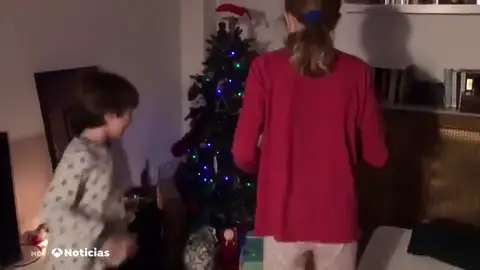 Los pequeños de la casa reciben con mucha emoción los regalos que les ha dejado Papá Noel Los pequeños de la casa reciben con mucha emoción los regalos que les ha dejado Papá Noel