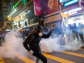 Vuelven los enfrentamientos a las calles de Hong Kong en Nochebuena
