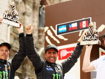 Stéphane Peterhansel celebra la victoria en el Dakar de 2012 en Lima