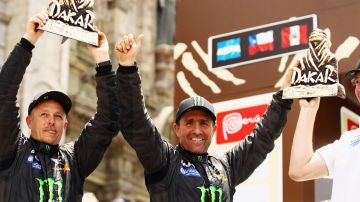 Stéphane Peterhansel celebra la victoria en el Dakar de 2012 en Lima