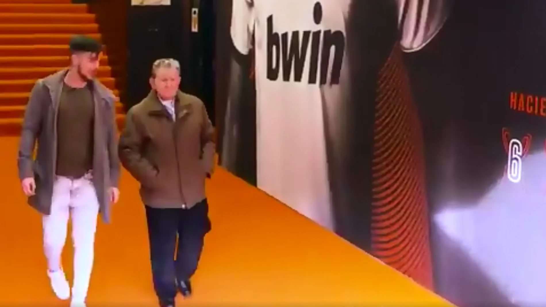 La emotiva sorpresa de un nieto a su abuelo con el Valencia de por medio La emotiva sorpresa de un nieto a su abuelo con el Valencia de por medio