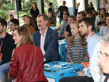 El rey y la princesa Leonor con jóvenes El rey y la princesa Leonor con jóvenes