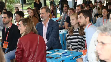 El rey y la princesa Leonor con jóvenes El rey y la princesa Leonor con jóvenes