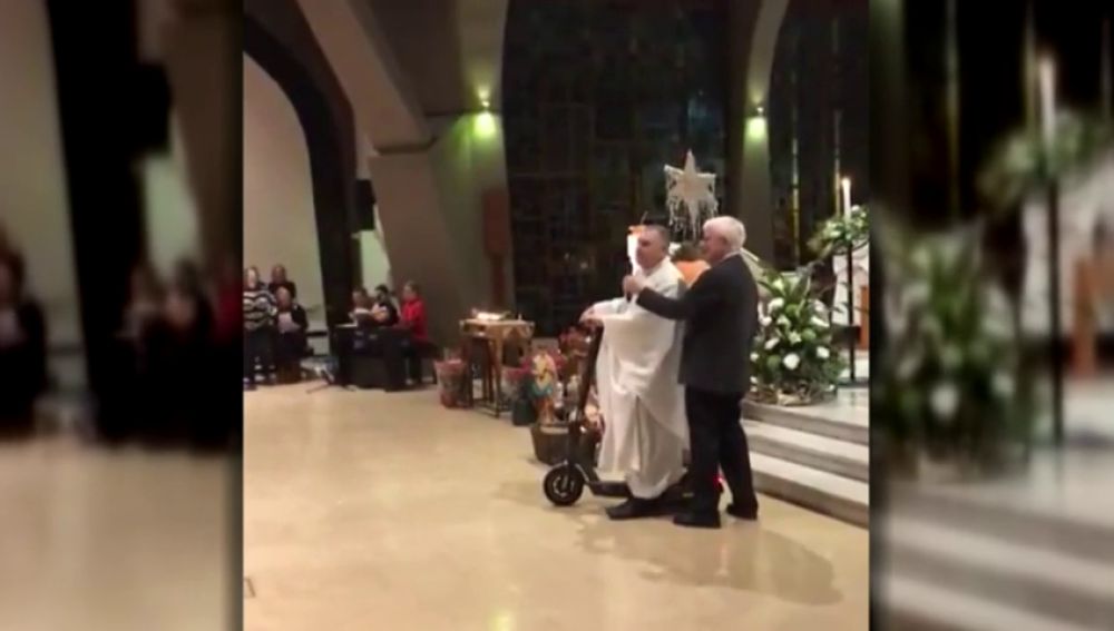 Un párroco de una iglesia en Dublín abandona la Misa del Gallo en patinete elétrico