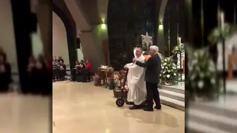 Un párroco de una iglesia en Dublín abandona la Misa del Gallo en patinete elétrico Un párroco de una iglesia en Dublín abandona la Misa del Gallo en patinete elétrico