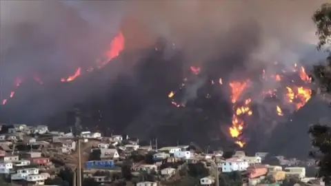 Un incendio forestal arrasa decenas de viviendas en Chile Un incendio forestal arrasa decenas de viviendas en Chile