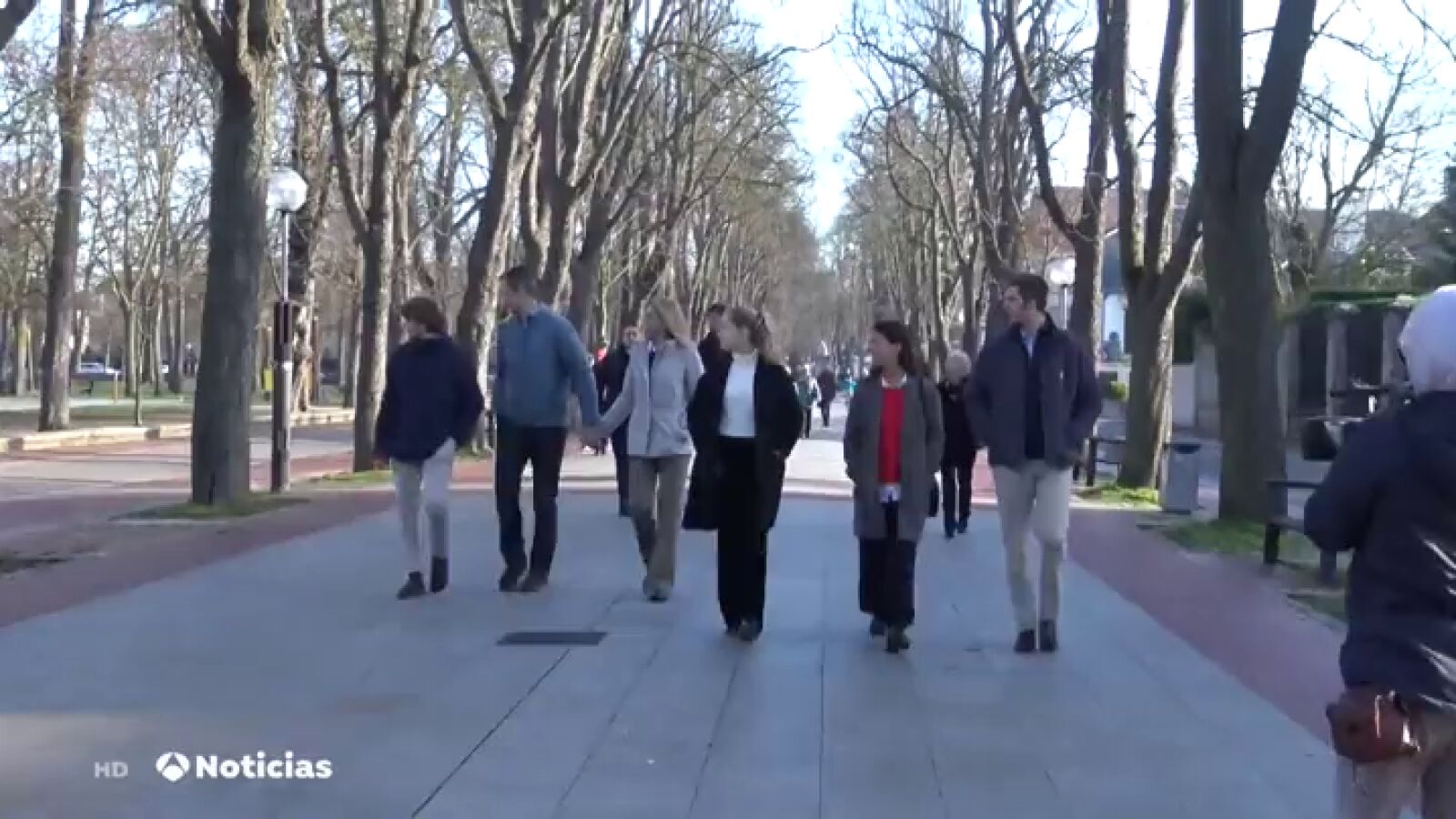 Iñaki Urdangarin estrena su permiso asistiendo a misa y paseando por Vitoria con la infanta Cristina y sus hijos