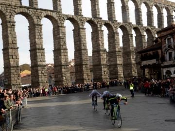 Fotografía de una edición de la Carrera del Pavo, con el Acueducto de Segovia de fondo