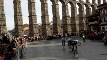 Fotografía de una edición de la Carrera del Pavo, con el Acueducto de Segovia de fondo