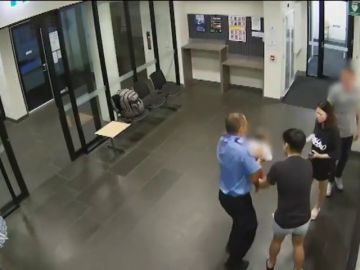 Un policía salva 'in extremis' a un bebé de ochos meses de morir asfixiado tras atragantarse en Nochebuena