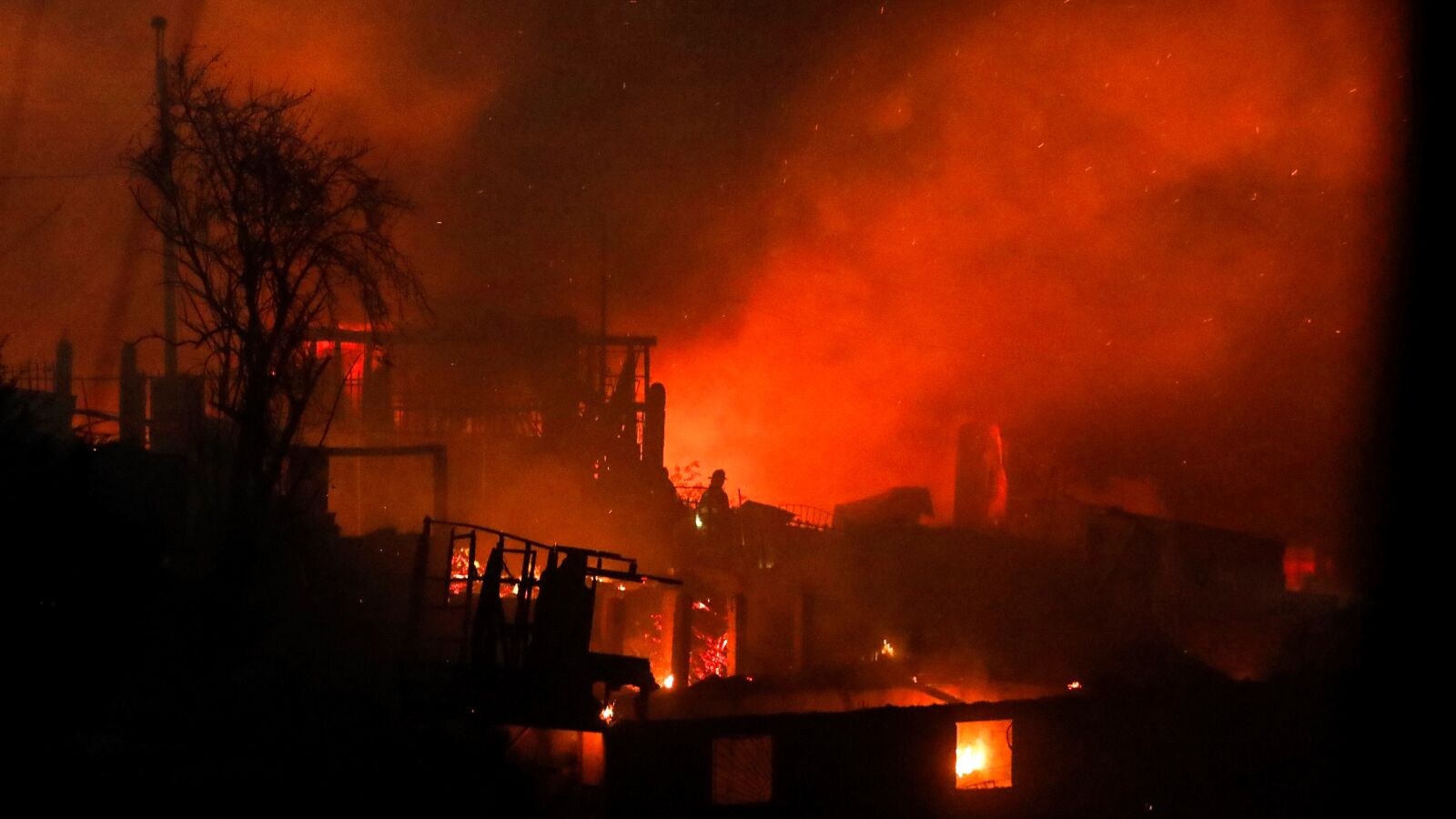 Buscan al supuesto pirómano del incendio de Valparaíso (Chile) que fue captado por las cámaras de seguridad 