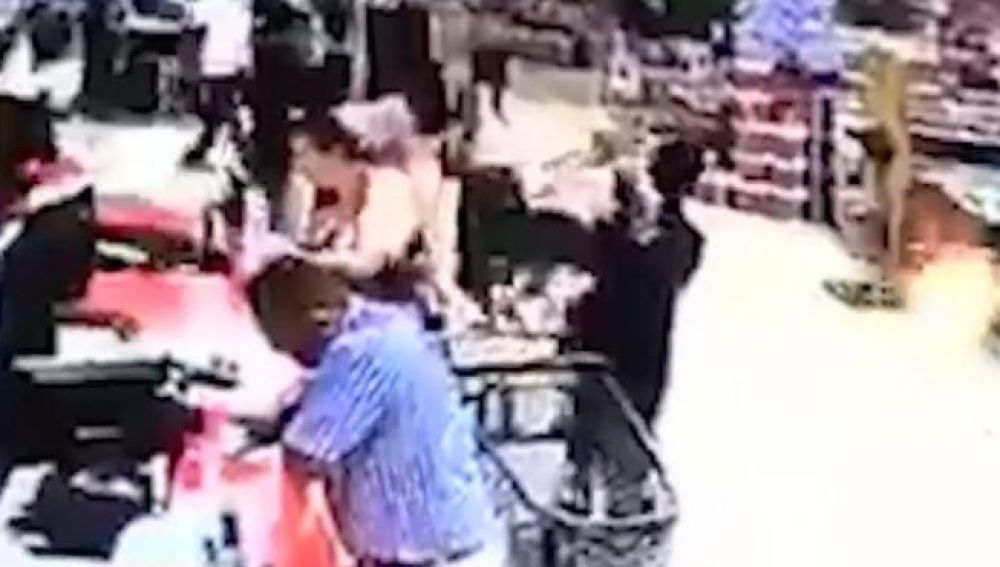 Un vídeo capta el momento en el que secuestran a un niño en un supermercado