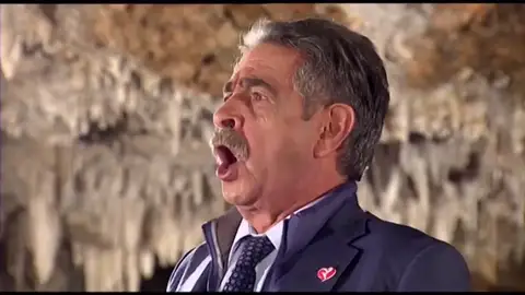Miguel Ángel Revilla felicita la Navidad cantando el villancico 'Belén en la Collada' Miguel Ángel Revilla felicita la Navidad cantando el villancico 'Belén en la Collada'