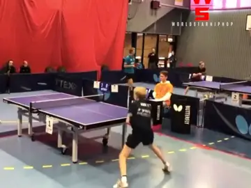 Secuencia del espectacular punto de ping pong entre dos niños Secuencia del espectacular punto de ping pong entre dos niños