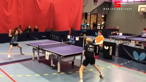 Secuencia del espectacular punto de ping pong entre dos niños Secuencia del espectacular punto de ping pong entre dos niños