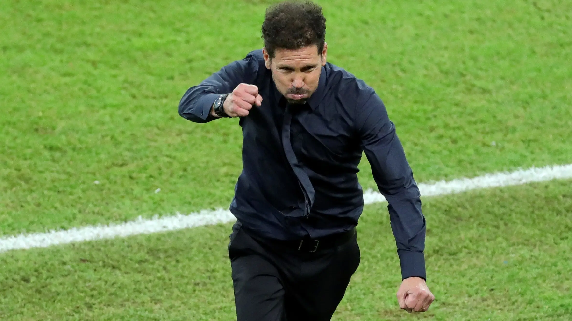 Simeone celebra un gol de su equipo ante el Barcelona