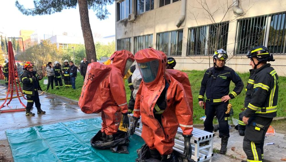 Los bomberos descontaminan la Facultad de Ciencias