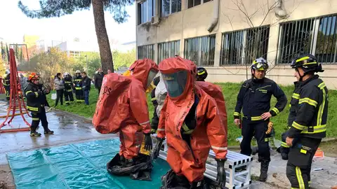 Los bomberos descontaminan la Facultad de Ciencias Los bomberos descontaminan la Facultad de Ciencias
