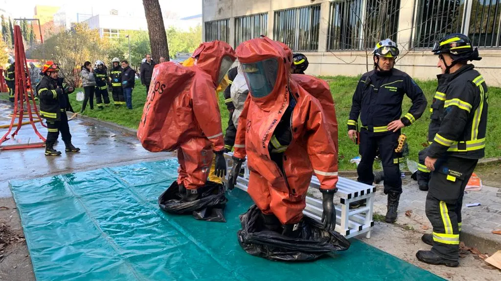 Los bomberos descontaminan la Facultad de Ciencias Los bomberos descontaminan la Facultad de Ciencias