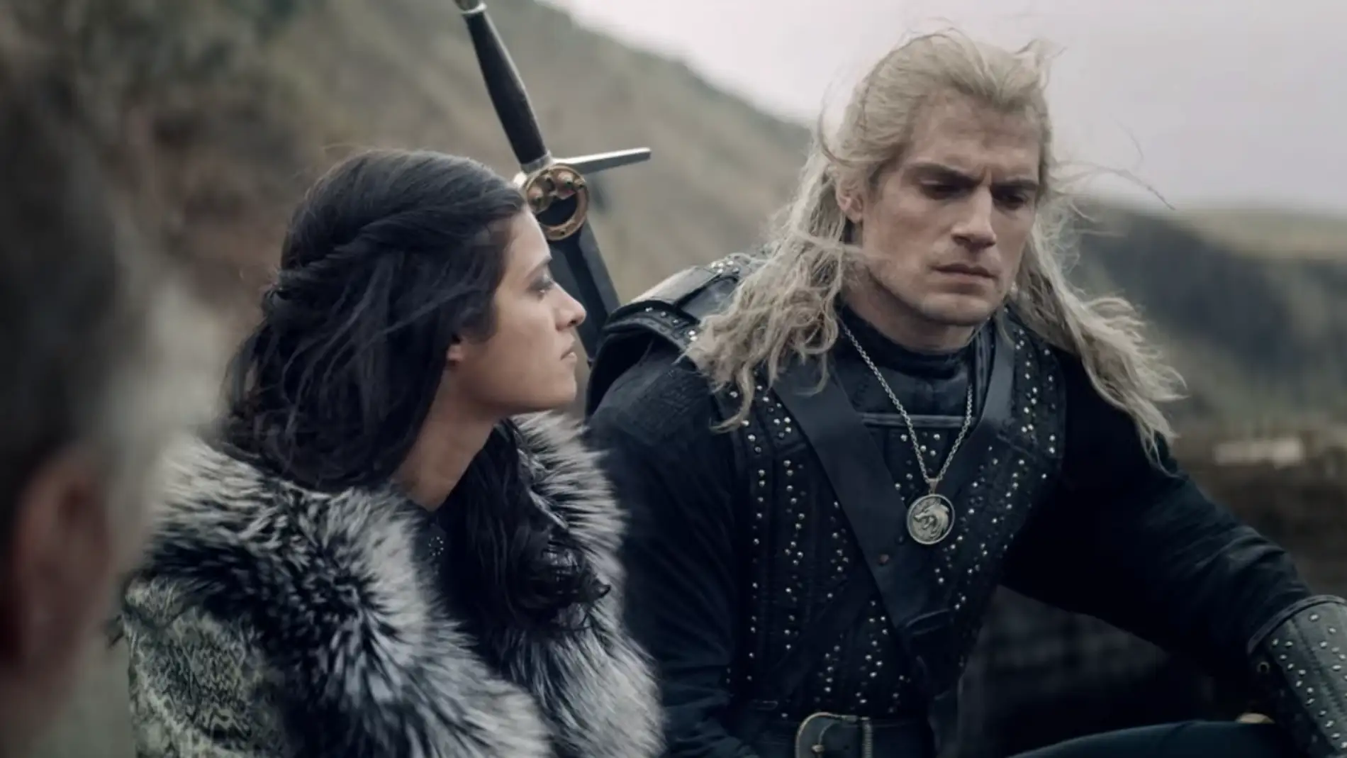 Yennefer y Henry Cavill en 'The Witcher'
