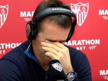 Julen Lopetegui durante una entrevista con la Radio del Sevilla FC