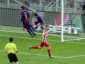 Ángel Correa celebra el 2-3 definitivo ante el Barcelona