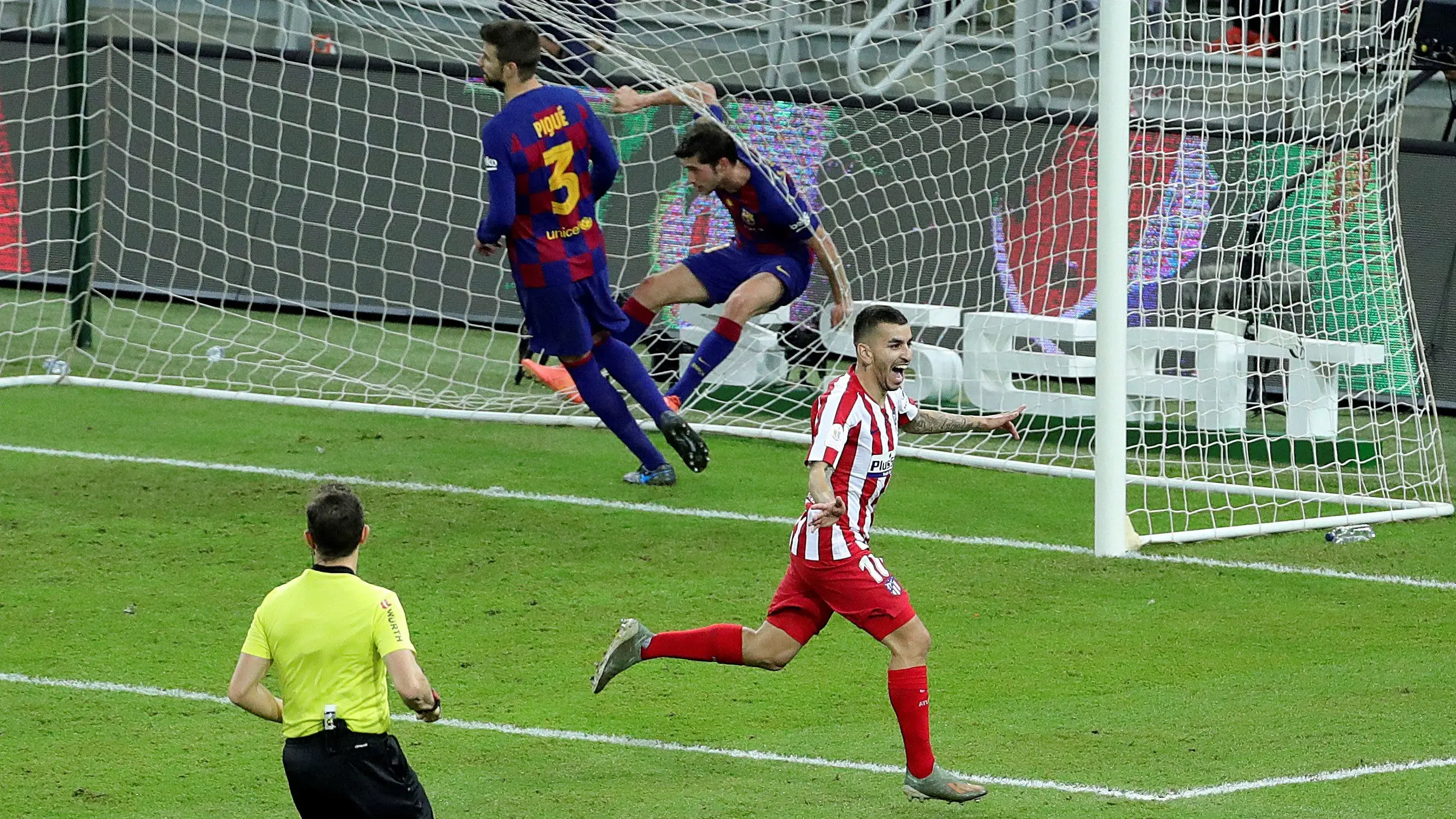 &Aacute;ngel Correa celebra el 2-3 definitivo ante el Barcelona