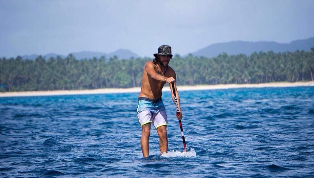 Diego mientras surfeaba en Filipinas