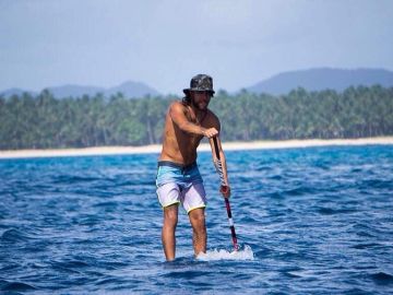 Diego mientras surfeaba en Filipinas